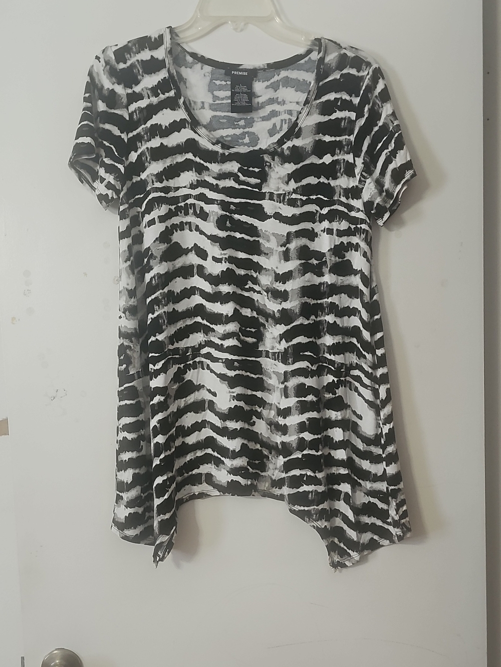 Premise Black & White Wave-Stripe Scoop Neck Short Sleeve Top